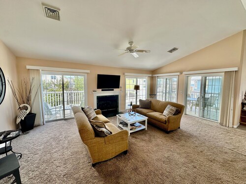 Rare Cape Shores Canal and Bay-View Retreat On Private Cul-de-Sac. Walk to park.