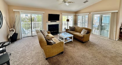 Rare Cape Shores Canal and Bay-View Retreat On Private Cul-de-Sac. Walk to park.