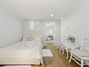 3 bedrooms, iron/ironing board, free WiFi, bed sheets - Bright 3BR Home Near UBC & Vancouver Hotspots (Vancouver)