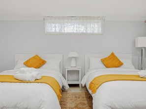 3 bedrooms, iron/ironing board, free WiFi, bed sheets - Bright 3BR Home Near UBC & Vancouver Hotspots (Vancouver)