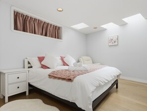 3 bedrooms, iron/ironing board, free WiFi, bed sheets - Bright 3BR Home Near UBC & Vancouver Hotspots (Vancouver)