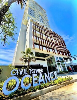 Een modern gebouw met een bord waarop 'Civil Tower Oceance' staat.