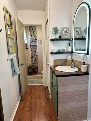 Dusche, Haartrockner, Handtücher, Seife
