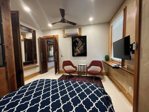 1 bedroom, desk, WiFi, bed sheets - Beautifully Chic, Spacious, WiFi, Near Pullman Yds (Atlanta)