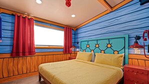 Ein Zimmer mit einem Bett, einem Nachttisch, einem roten Telefon und einem Fenster mit roten Vorhängen.