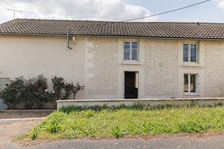 Exterior. Gîte La Chapelière: Private Terrace, Garden & Wi-Fi in Assay, Loire Valley