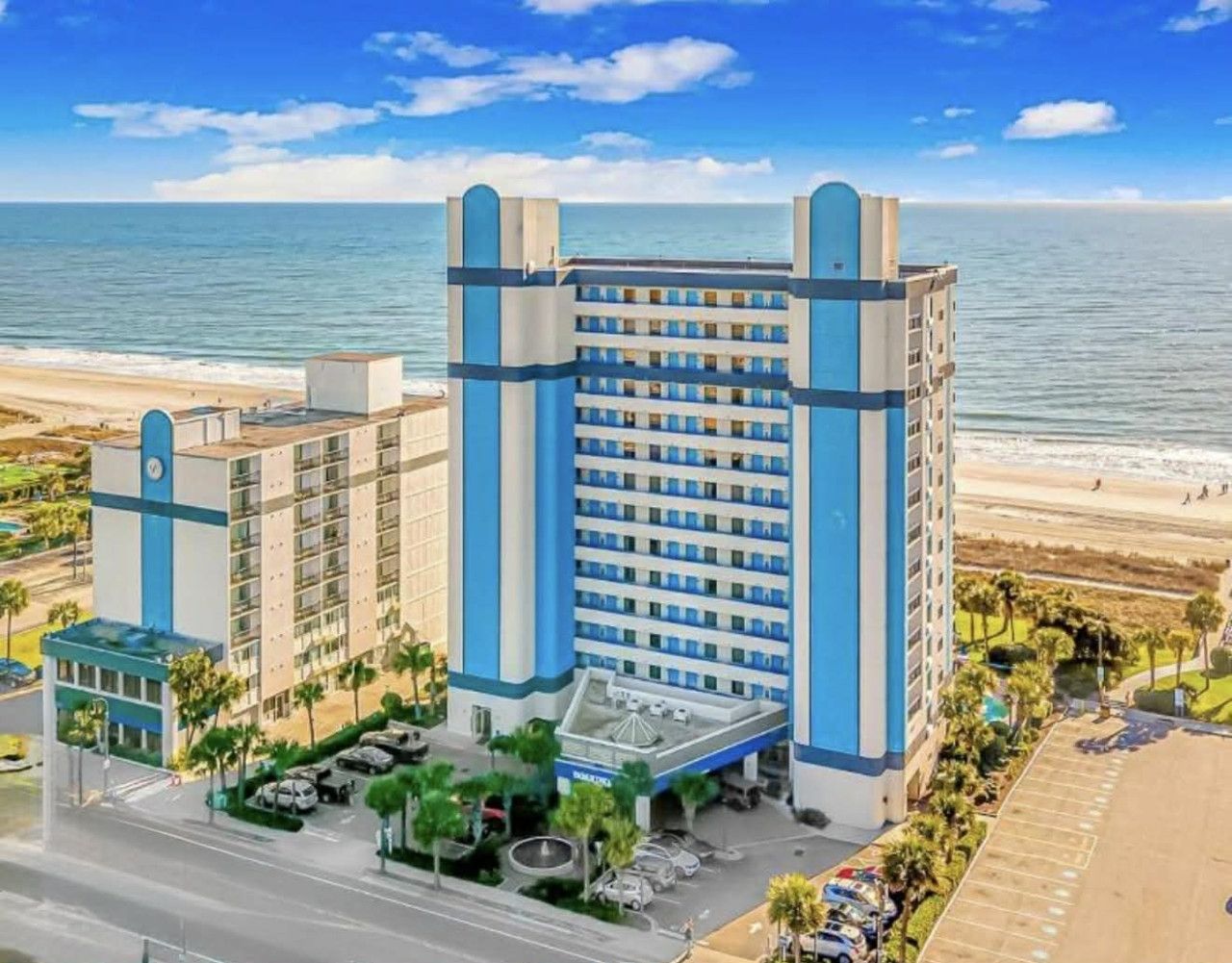 Stay at the oceanfront Boardwalk Resort, perfectly positioned right on the beach with direct access to sand, surf, and stunning coastal views. A prime location puts you close to top attractions while enjoying a true resort-style experience.