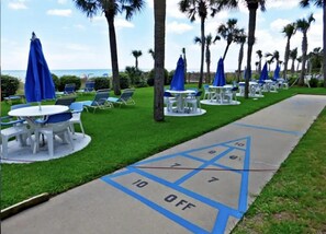 Outdoor dining - Modern Oceanfront 1br Condo Boardwalk Beach Resort (Myrtle Beach)