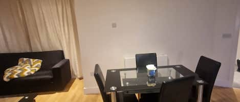 Apartment, 1 Schlafzimmer, barrierefrei, Balkon | Wohnzimmer
