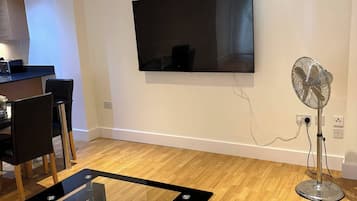 Apartment, 1 Bedroom, Accessible, Balcony | Living room