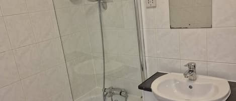 Apartment, 1 Bedroom, Accessible | Bathroom