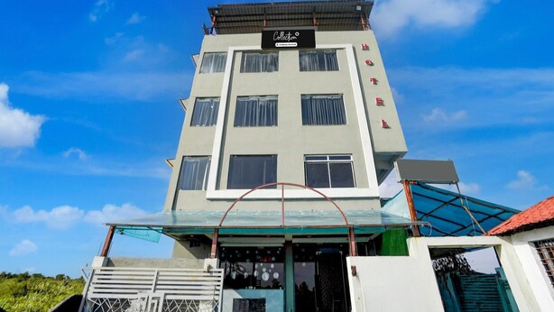 Un hotel de varios pisos con un letrero que dice 'Collection Hotel'.