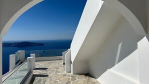 Diseño arquitectónico moderno con vista despejada al mar y a islas distantes.