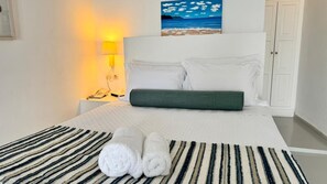 Laptop workspace, free WiFi - Santorini Theasis Suites (Imerovigli)