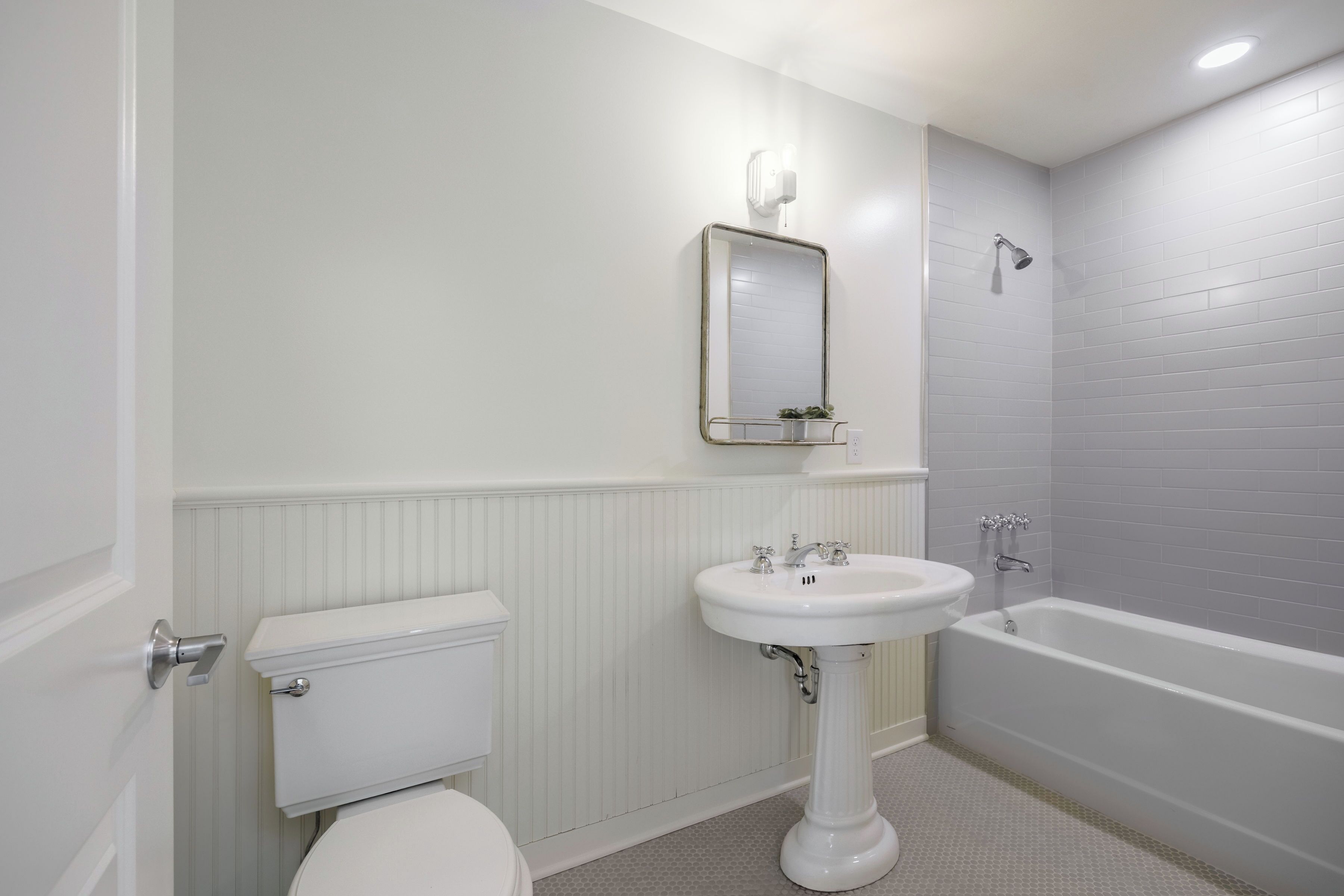 Un baño con inodoro, lavamanos y bañera.