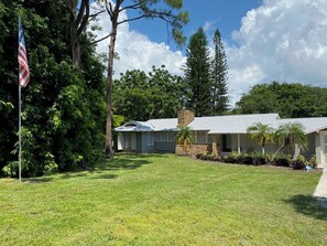 Exterior - 5 Star Rated Estate on the water Heated Pool plenty of privacy almost 2 acres (Sarasota)