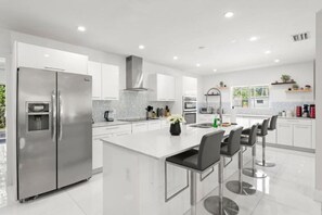 Comfort Villa | Private kitchen - Casa Oasis by Glam Homes (Ojus)