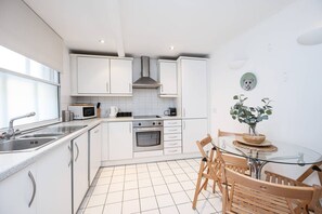Private kitchen - Family-friendly Bishopsgate Apartment (London)