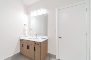 Towels, soap, toilet paper - Unit 9 - Modern Fully Furnished 2 Bedroom Apartment (Toronto)