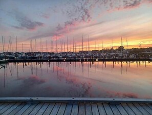 A marina with boats docked, calm water, and a wooden dock. - Charming villa by the sea - sandy beach and sea view in Gislövs Location (Trell)
