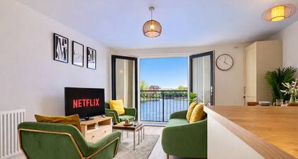 Lake Front 2 Bedroom Apartment | Free Parking