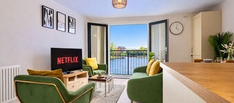Lake Front 2 Bedroom Apartment | Free Parking