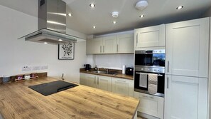 Fridge, microwave, oven, stovetop - Lake Front 2 Bedroom Apartment | Free Parking (Doncaster)