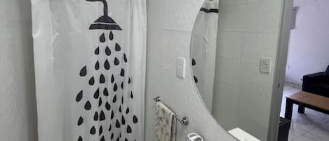 Serviettes fournies, papier toilette