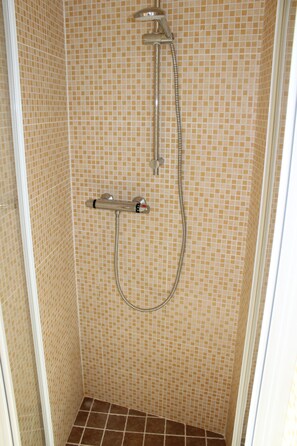 Bidet, toallas, papel de baño