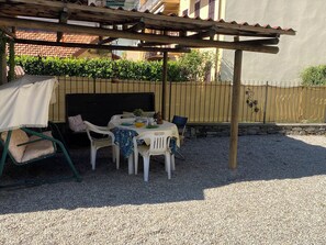 Outdoor dining - Vrbo Property (Armeno)