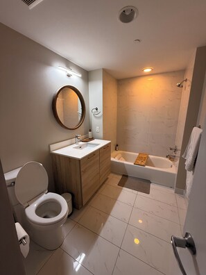 Shower, towels, soap, toilet paper - Bright 2-bedroom apartment with AC in beautiful Sunny Isles Beach (Sunny Isles Beach)