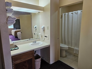 Free toiletries, towels, soap, shampoo - Executive Inn (Comfort)