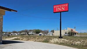 Un edificio con un letrero que dice 'EXECUTIVE INN'.