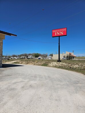 Property grounds - Executive Inn (Comfort)