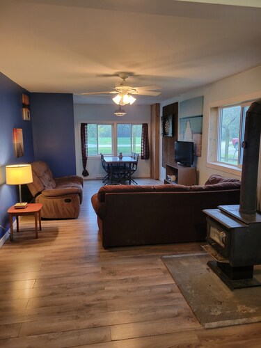 Lake Shack | Cozy Year Round 2-BR | Gimli/Sandy Hook