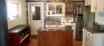 Lake Shack | Cozy Year Round 2-BR | Gimli/Sandy Hook