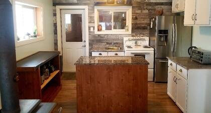 Lake Shack | Cozy Year Round 2-BR | Gimli/Sandy Hook