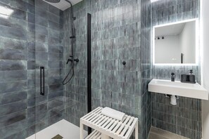 Douche, sèche-cheveux, serviettes fournies