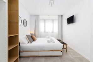 Tabla de planchar con plancha, wifi gratis y ropa de cama 