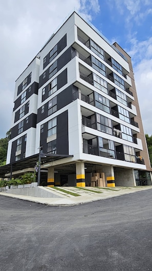 A multi-story building with balconies, a parking garage, and a clear sky. - Naki Apartamento Santa Rosa de Cabal (Santa Rosa de Cabal)