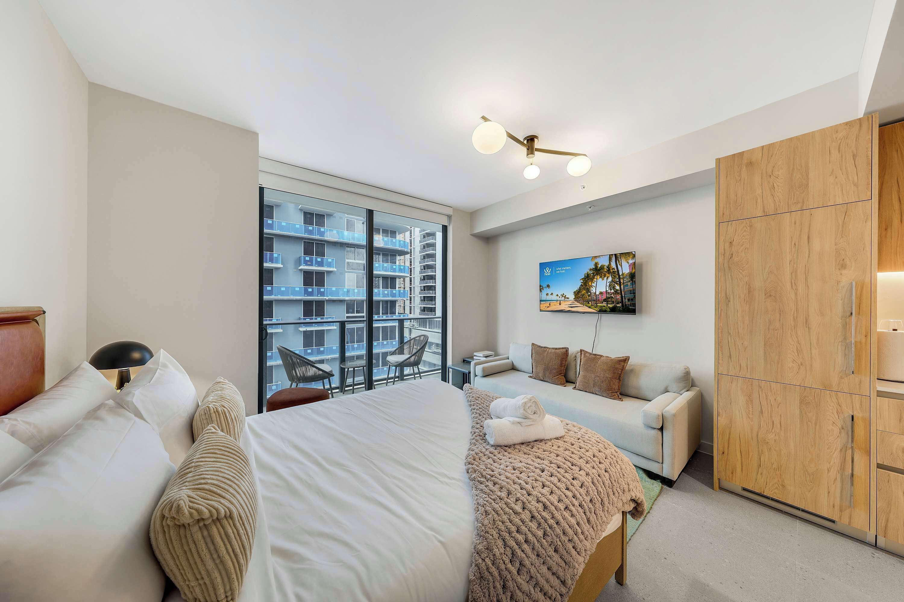 Iron/ironing board, WiFi, bed sheets