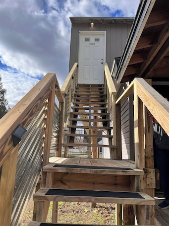 Exterior detail. Lovely 1-bedroom efficiency apartment in quaint Marietta perfect for your stay