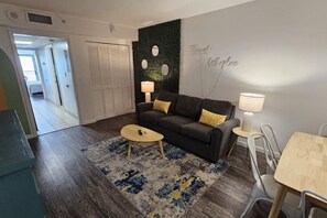 TV, fireplace - Modern Oceanfront Penthouse at Camelot by the Sea (Myrtle Beach)