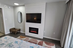 1 bedroom, desk, iron/ironing board, WiFi - Modern Oceanfront Penthouse at Camelot by the Sea (Myrtle Beach)