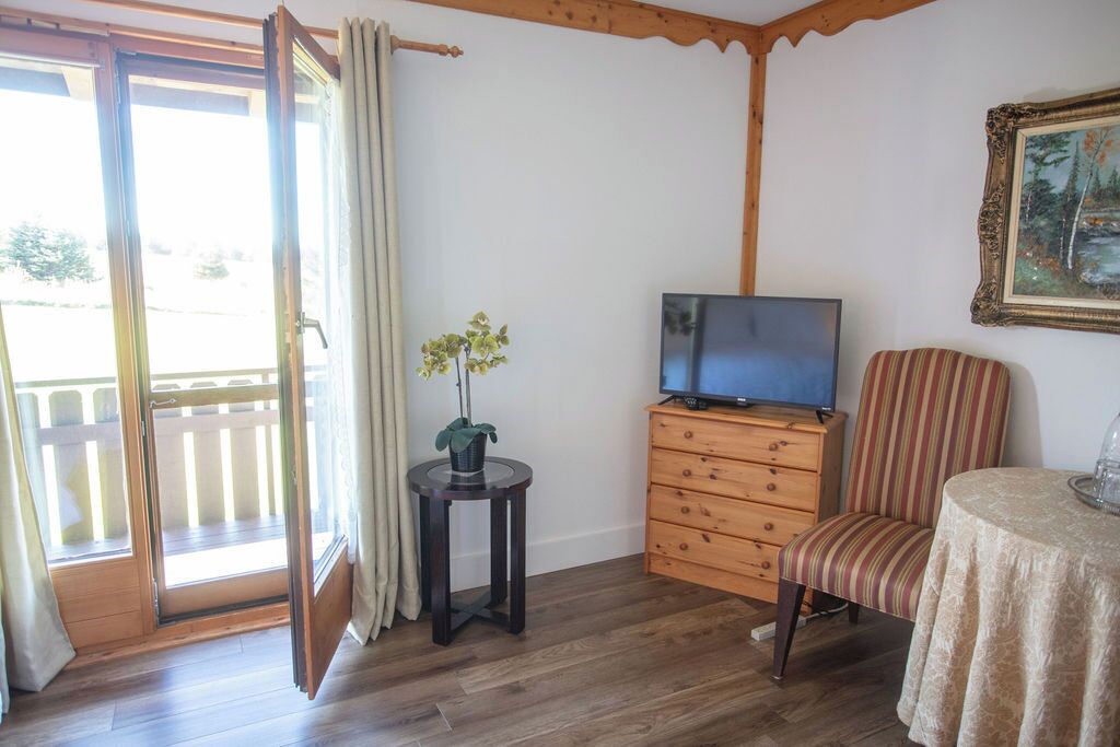 Deluxe Double Room, 1 King Bed, Balcony, Partial Sea View | Interior