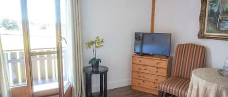 Deluxe Double Room, 1 King Bed, Balcony, Partial Sea View | Interior