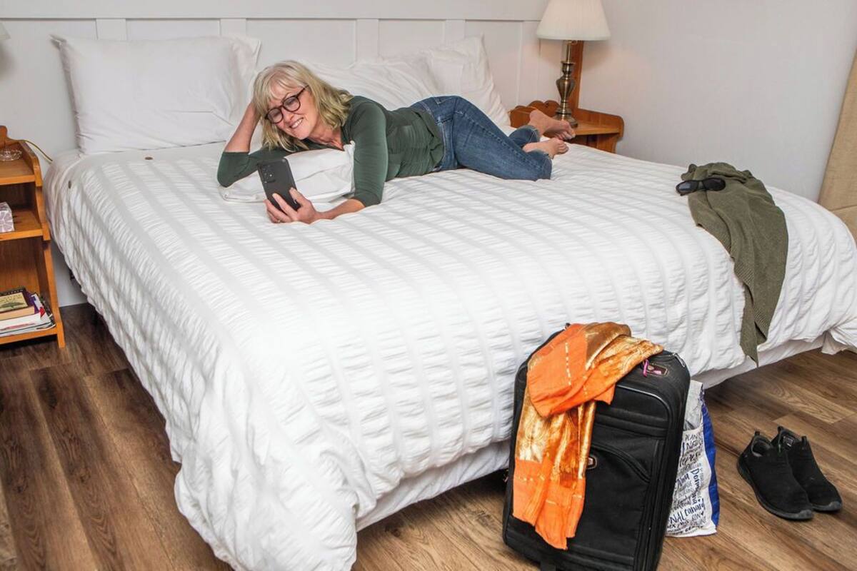 Kahden hengen deluxe-huone, 1 suuri parisänky, parveke, osittainen merinäköala | Silitysrauta/-lauta