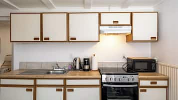 Room, 1 Queen Bed, Ground Floor | Private kitchen