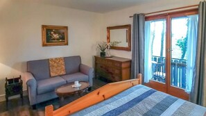 Habitación Deluxe, 1 cama Queen size, vista parcial al mar | Área de sala de estar