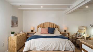 Chambre, 1 grand lit, rez-de-chaussée | Fer et planche à repasser